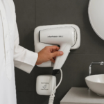 مجفف شعر جداري للاستخدام المنزلي - بقوة هواء عالية لتجفيف سريع وفعّال، تصميم عملي وأنيق يناسب جميع الحمامات، يوفر لك تجربة تصفيف مثالية