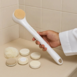 جهاز الاستحمام الكهربائي 6 في 1 ، يتميز بدوران سريع ، يشمل فرشاة تنظيف، فرشاة تدليك، حجر القدم، إسفنجة، وفرشاة ناعمة - الصورة 4