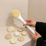 جهاز الاستحمام الكهربائي 6 في 1 ، يتميز بدوران سريع ، يشمل فرشاة تنظيف، فرشاة تدليك، حجر القدم، إسفنجة، وفرشاة ناعمة - الصورة 3