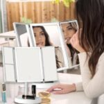 مرآة مكياج ثلاثية الطي - مزودة بإضاءة LED لراحة التجميل